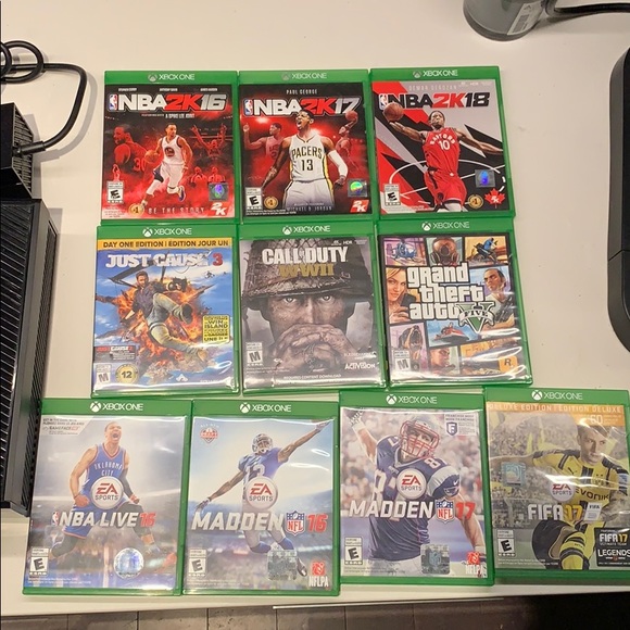 Xbox, controller and games - Picture 2 of 3